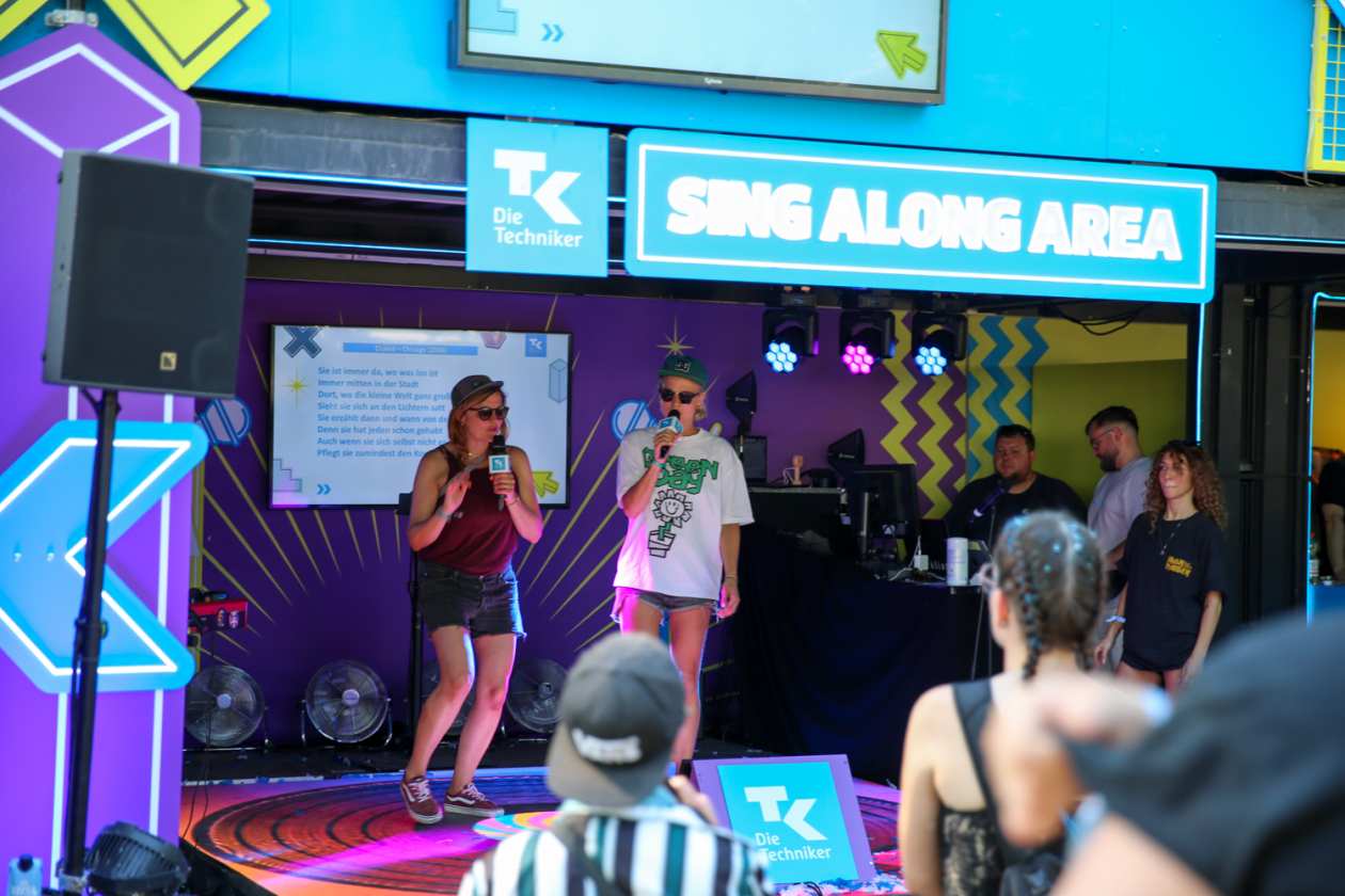 Sommer über dem Eichenring: Kraftklub, The Offspring, Donots, Yungblud u.a. feiern mit fast 80.000 Fans. – Sing Along. 