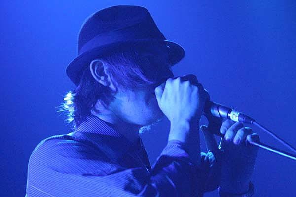Paul Banks am Mikro, cool.