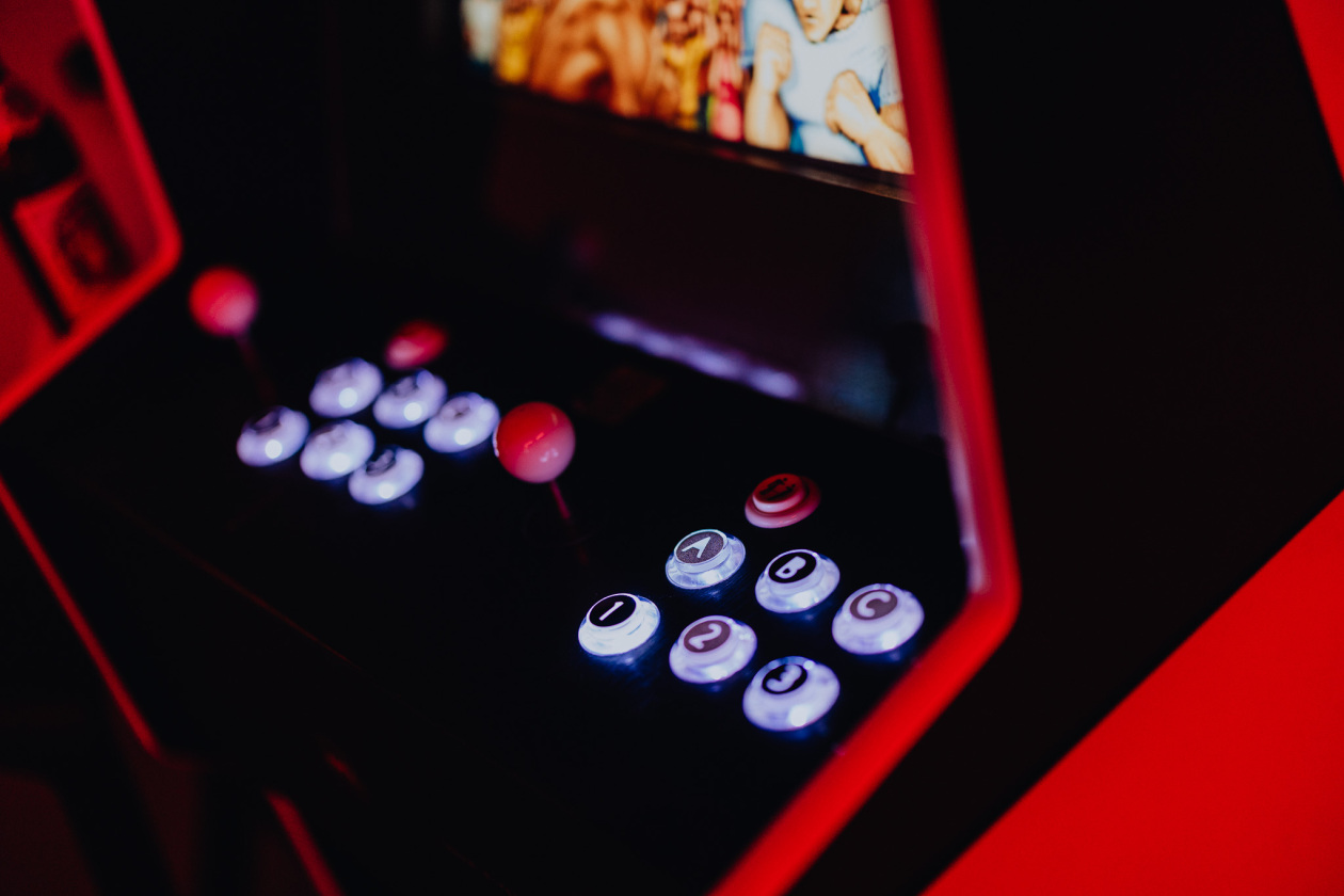 Metal und Gaming - diese Kombi passt bei den Schweden wie die Faust aufs Auge. – Drück auf Knöpfchen!