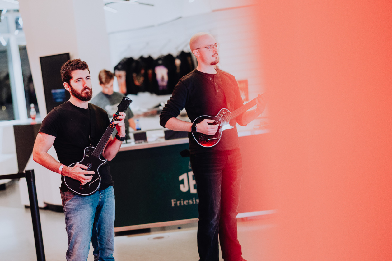 Metal und Gaming - diese Kombi passt bei den Schweden wie die Faust aufs Auge. – Guitar Heroes