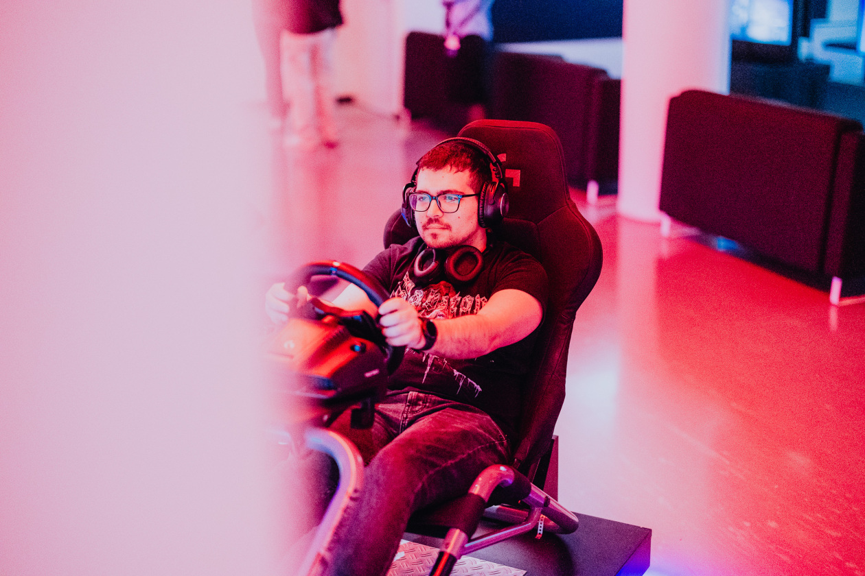 Metal und Gaming - diese Kombi passt bei den Schweden wie die Faust aufs Auge. – Volle Konzentration.