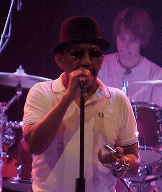Aitken rockt im Fred Perry-Shirt