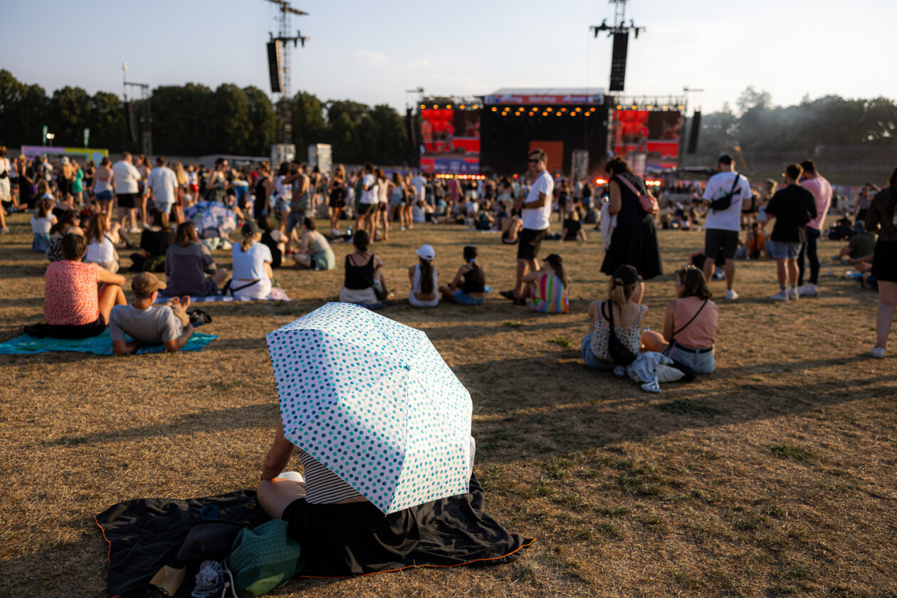 Der Sommer gibt dem feierwütigen Punlikum noch mal alles. – Bei 30 Grad immer vor der Sonne schützen!