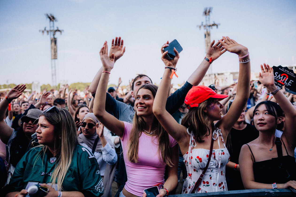 Der Sommer gibt dem feierwütigen Punlikum noch mal alles. – Party ab mit..