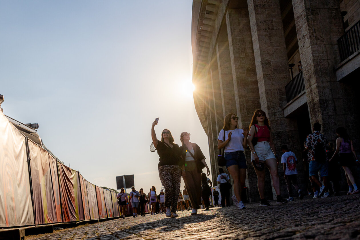 Der Sommer gibt dem feierwütigen Punlikum noch mal alles. – Ein Selfie in der Abendsonne.