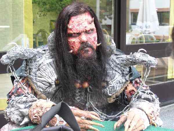 Das Monster belauert die Beute.