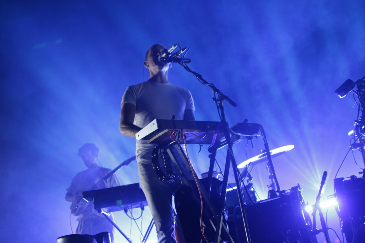 Endlich wieder Festival, endlich wieder Maifeld Derby. Und die Sonne brennt aufs Maimarkt-Gelände. – Caribou in blue.