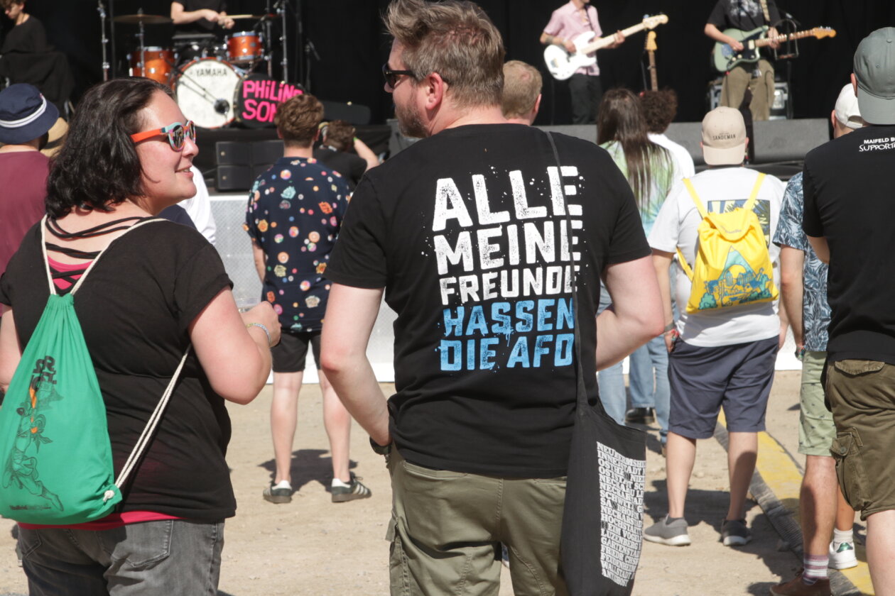 Endlich wieder Festival, endlich wieder Maifeld Derby. Und die Sonne brennt aufs Maimarkt-Gelände. – Wir auch.