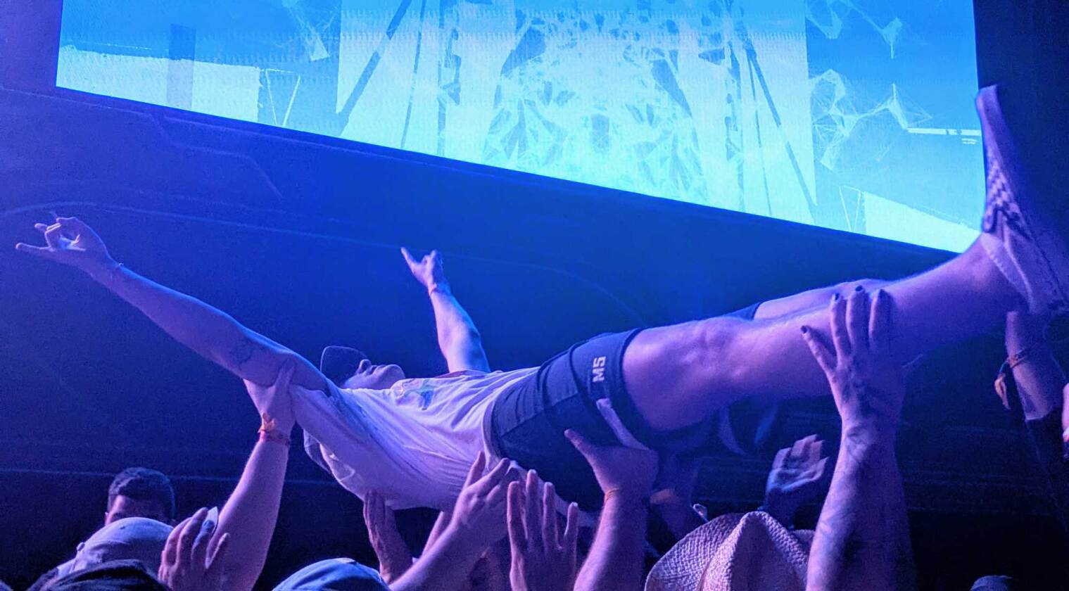 Sonne, Staub, Party und mächtig Rock'n'Roll in Nickelsdorf im Burgenland. – Ab zur Bühne.
