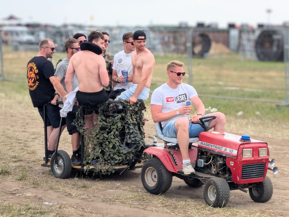 Sonne, Staub, Party und mächtig Rock'n'Roll in Nickelsdorf im Burgenland. – Immer mobil.