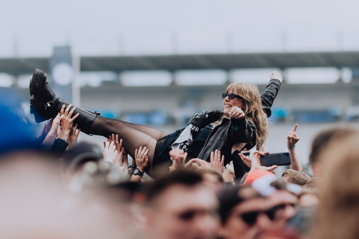 90.000 Fans und das Gelände ist brechend voll:  Papa Roach, Within Temptation, The Hives, Mastodon u.a. eröffnen die Spiele in der Eifel. – Auf Händen getragen.