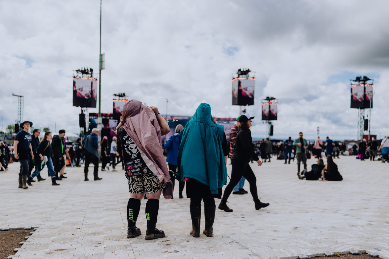 90.000 Fans und das Gelände ist brechend voll:  Papa Roach, Within Temptation, The Hives, Mastodon u.a. eröffnen die Spiele in der Eifel. – Bereit für jedes Wetter. 