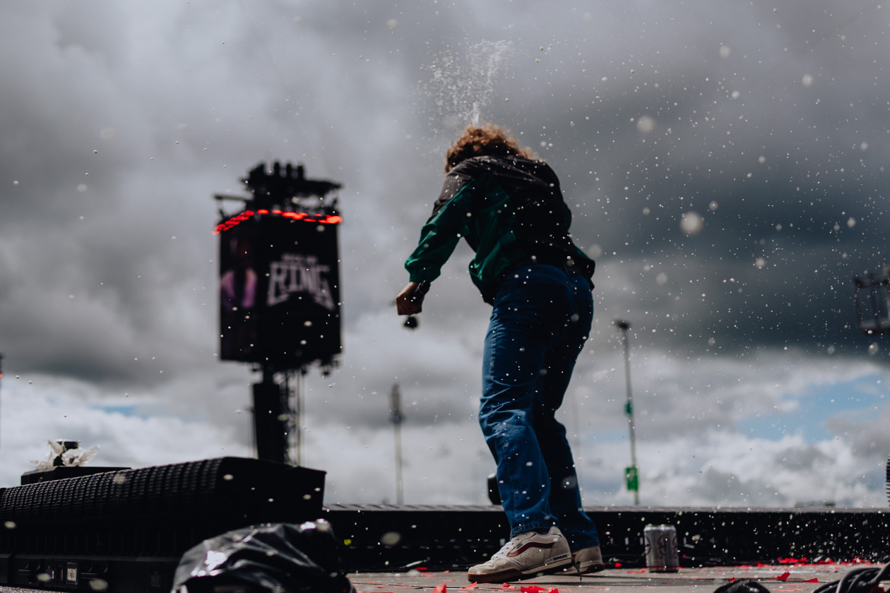 90.000 Fans und das Gelände ist brechend voll:  Papa Roach, Within Temptation, The Hives, Mastodon u.a. eröffnen die Spiele in der Eifel. – Bierdusche inklusive.