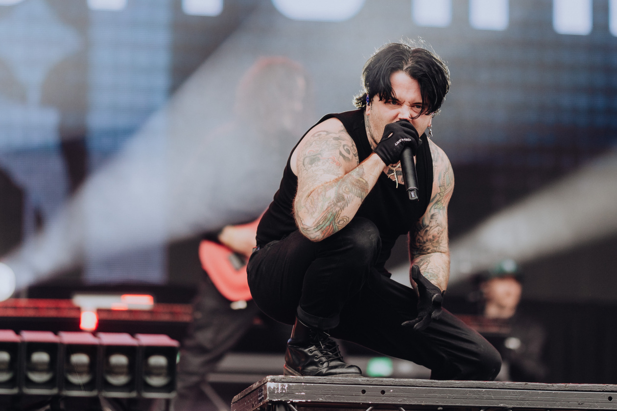 90.000 Fans und das Gelände ist brechend voll:  Papa Roach, Within Temptation, The Hives, Mastodon u.a. eröffnen die Spiele in der Eifel. – Bury Tomorrow.