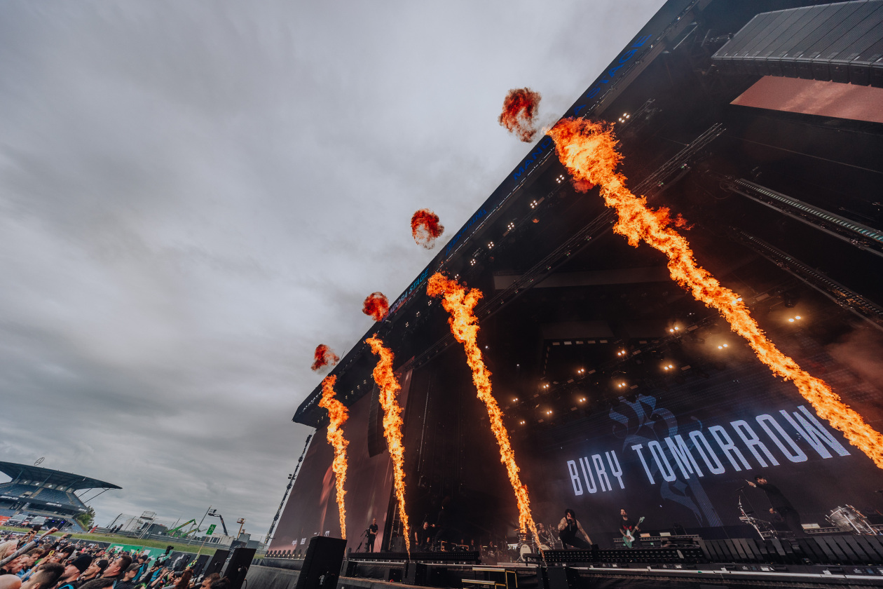 90.000 Fans und das Gelände ist brechend voll:  Papa Roach, Within Temptation, The Hives, Mastodon u.a. eröffnen die Spiele in der Eifel. – Bury Tomorrow.