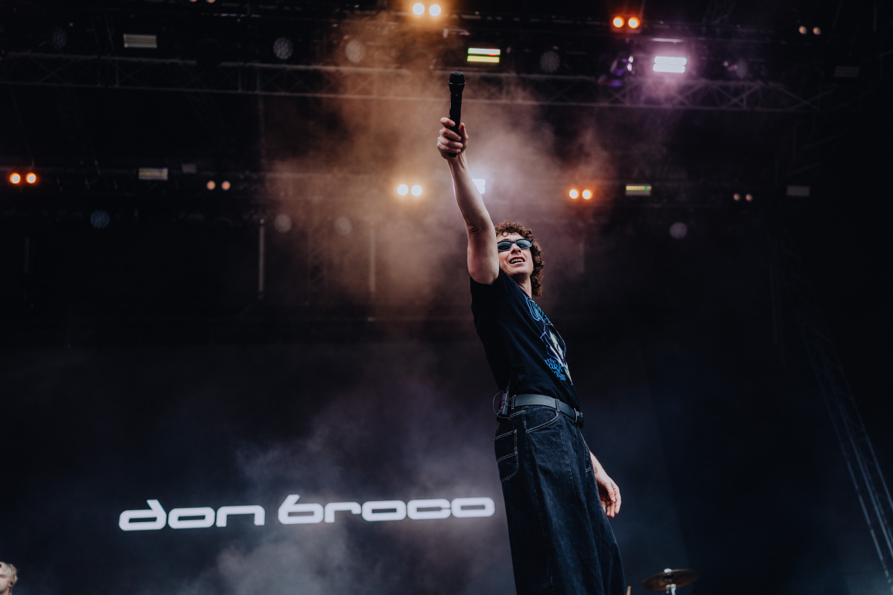 90.000 Fans und das Gelände ist brechend voll:  Papa Roach, Within Temptation, The Hives, Mastodon u.a. eröffnen die Spiele in der Eifel. – Don Broco auf der Orbit Stage. 