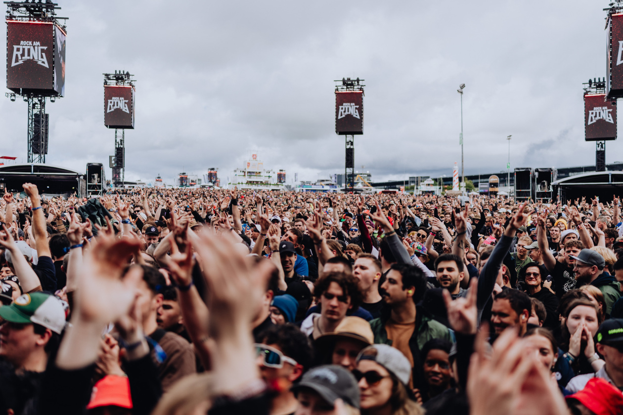 90.000 Fans und das Gelände ist brechend voll:  Papa Roach, Within Temptation, The Hives, Mastodon u.a. eröffnen die Spiele in der Eifel. – Eher wolkig. 