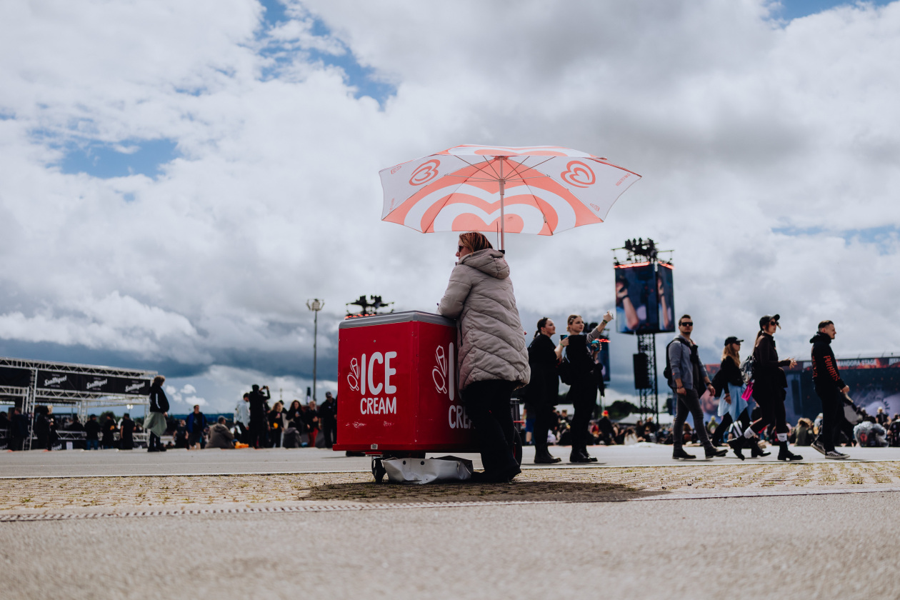 90.000 Fans und das Gelände ist brechend voll:  Papa Roach, Within Temptation, The Hives, Mastodon u.a. eröffnen die Spiele in der Eifel. – ... und ein Eis bitte.