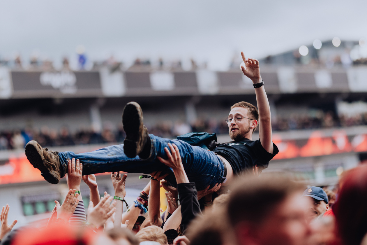 90.000 Fans und das Gelände ist brechend voll:  Papa Roach, Within Temptation, The Hives, Mastodon u.a. eröffnen die Spiele in der Eifel. – Erhabenes Gefühl ...