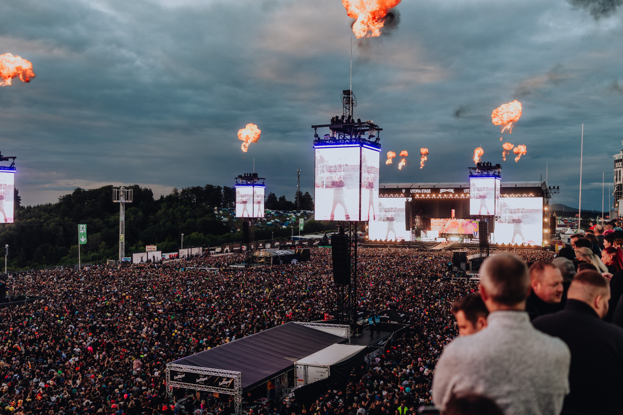 90.000 Fans und das Gelände ist brechend voll:  Papa Roach, Within Temptation, The Hives, Mastodon u.a. eröffnen die Spiele in der Eifel. – Feuer von oben.