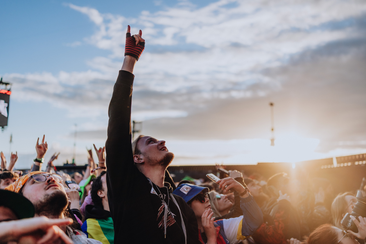 90.000 Fans und das Gelände ist brechend voll:  Papa Roach, Within Temptation, The Hives, Mastodon u.a. eröffnen die Spiele in der Eifel. – Genießt die Sonne und Papa Roach.