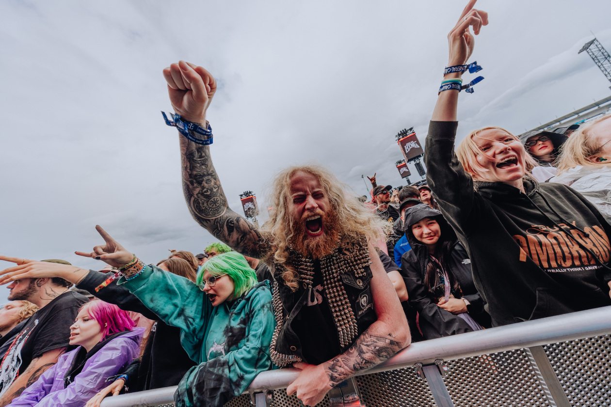 90.000 Fans und das Gelände ist brechend voll:  Papa Roach, Within Temptation, The Hives, Mastodon u.a. eröffnen die Spiele in der Eifel. – Gut gebrüllt!