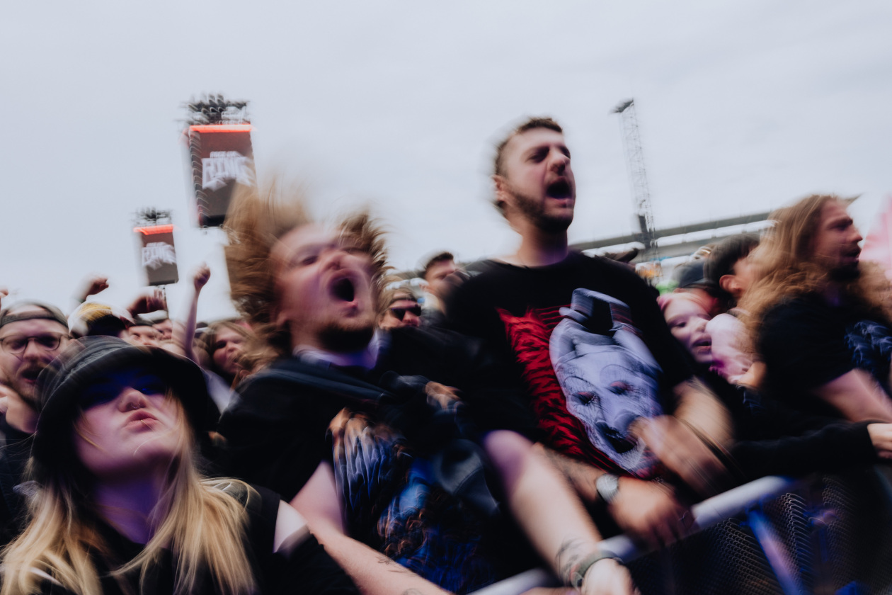 90.000 Fans und das Gelände ist brechend voll:  Papa Roach, Within Temptation, The Hives, Mastodon u.a. eröffnen die Spiele in der Eifel. – Guten Morgen am Sanstag! Die Sicht noch etwas unscharf?