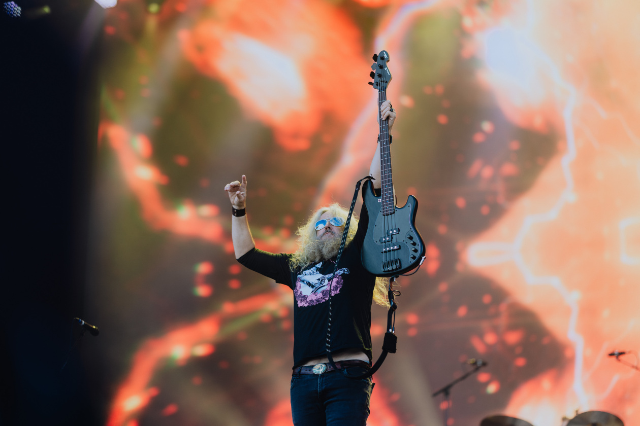 90.000 Fans und das Gelände ist brechend voll:  Papa Roach, Within Temptation, The Hives, Mastodon u.a. eröffnen die Spiele in der Eifel. – Mastodon.