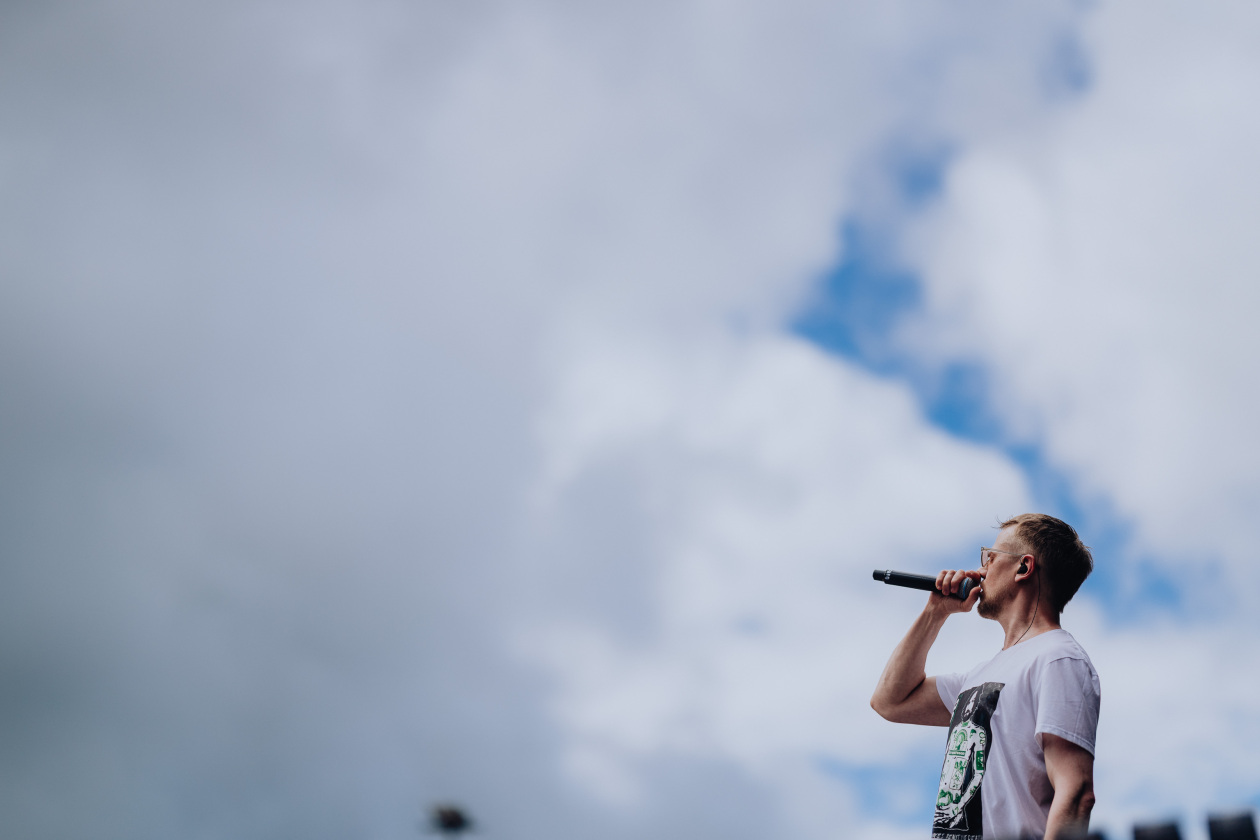 90.000 Fans und das Gelände ist brechend voll:  Papa Roach, Within Temptation, The Hives, Mastodon u.a. eröffnen die Spiele in der Eifel. – Mehnersmoos.
