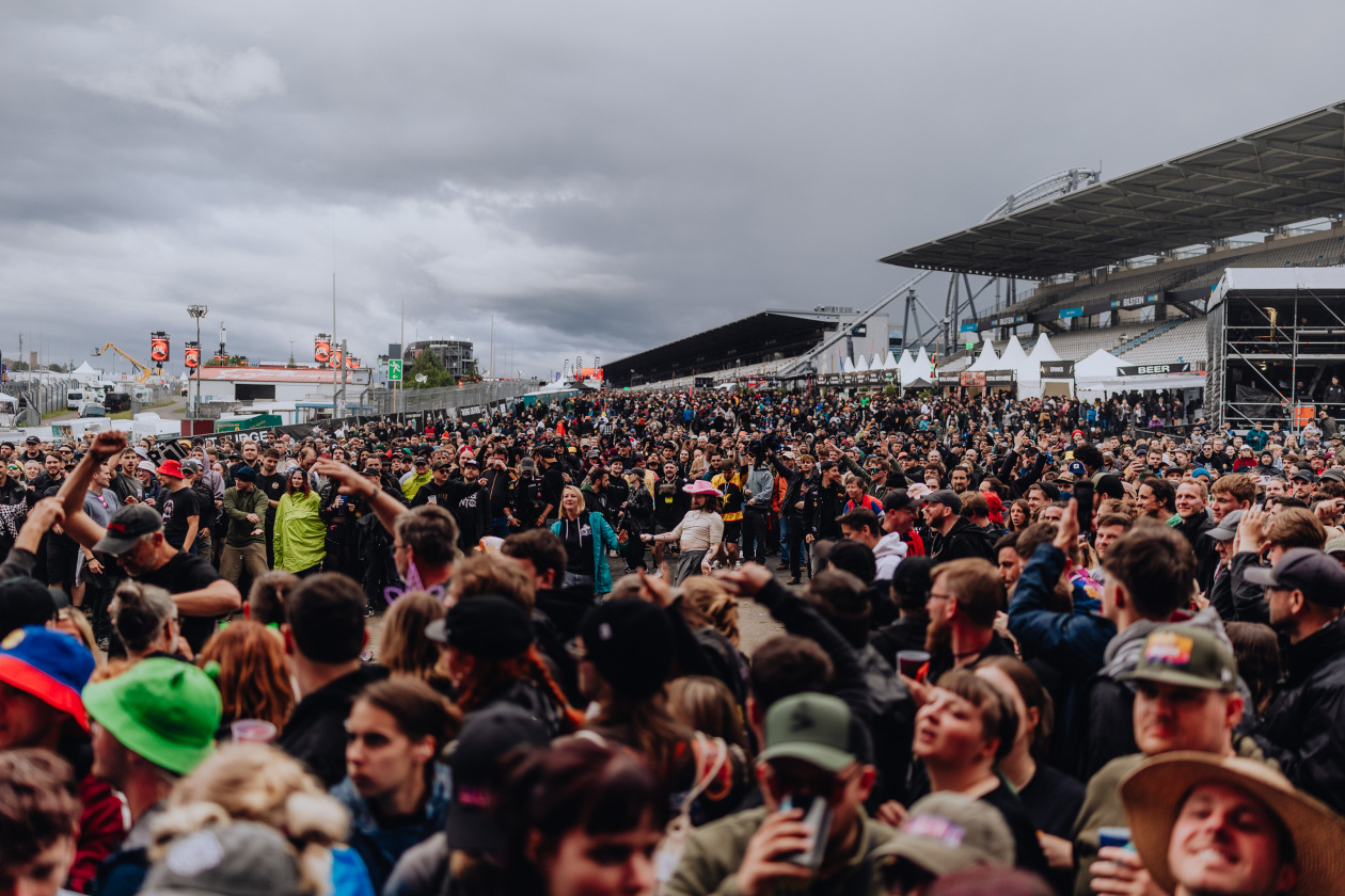 90.000 Fans und das Gelände ist brechend voll:  Papa Roach, Within Temptation, The Hives, Mastodon u.a. eröffnen die Spiele in der Eifel. – Die Menge vor der Orbit Stage.