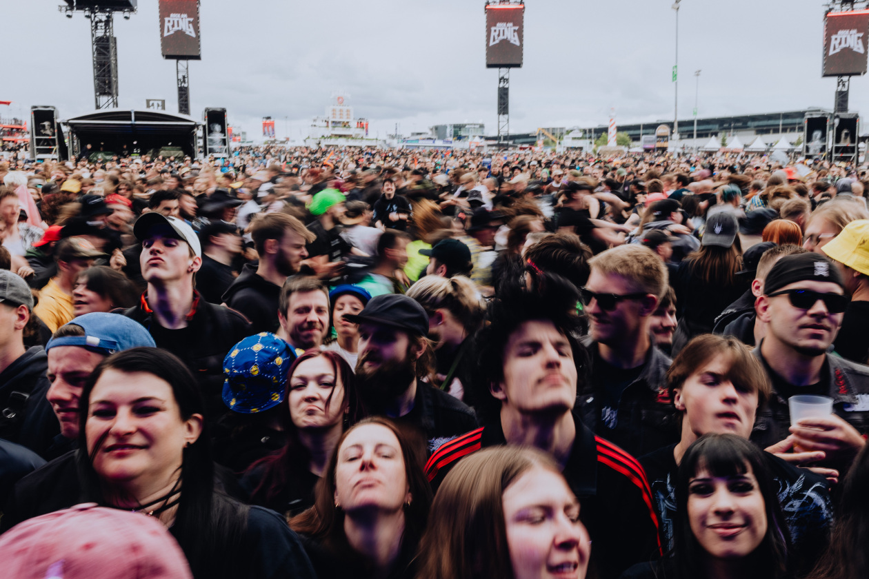 90.000 Fans und das Gelände ist brechend voll:  Papa Roach, Within Temptation, The Hives, Mastodon u.a. eröffnen die Spiele in der Eifel. – Morgenlauf.