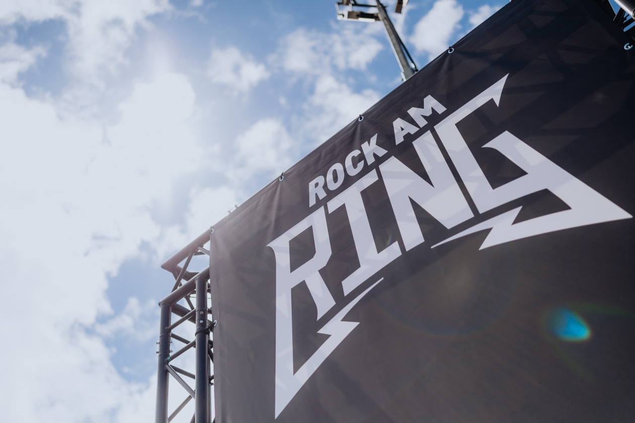 90.000 Fans und das Gelände ist brechend voll:  Papa Roach, Within Temptation, The Hives, Mastodon u.a. eröffnen die Spiele in der Eifel. – Rock am Ring und Sonne?