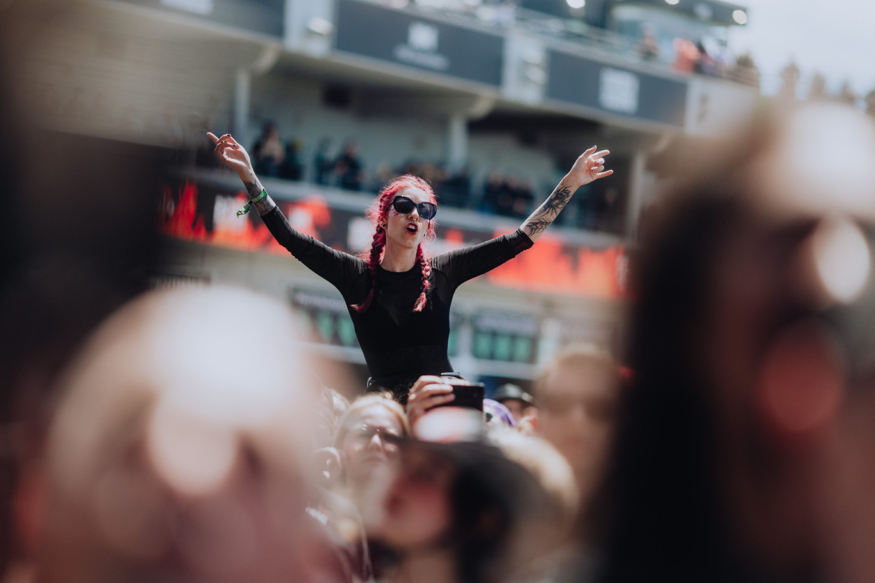 90.000 Fans und das Gelände ist brechend voll:  Volbeat, Electric Callboy, Papa Roach, Marteria, Within Temptation, Mastodon u.v.a. – Und die Stimmung steigt direkt.