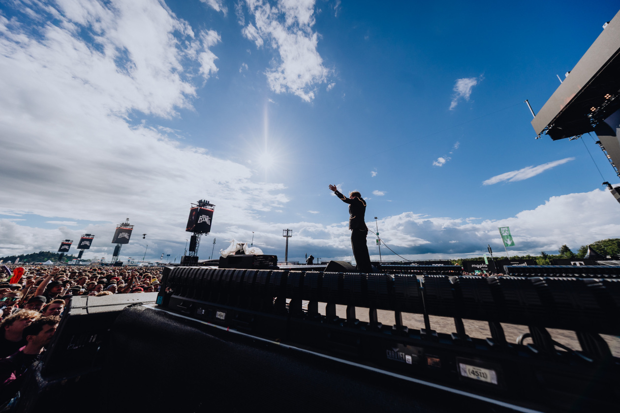 90.000 Fans und das Gelände ist brechend voll:  Papa Roach, Within Temptation, The Hives, Mastodon u.a. eröffnen die Spiele in der Eifel. – The Hives.