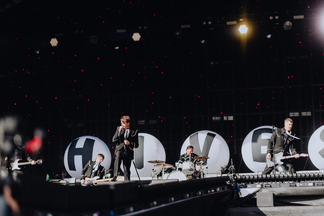 90.000 Fans und das Gelände ist brechend voll:  Papa Roach, Within Temptation, The Hives, Mastodon u.a. eröffnen die Spiele in der Eifel. – The Hives.