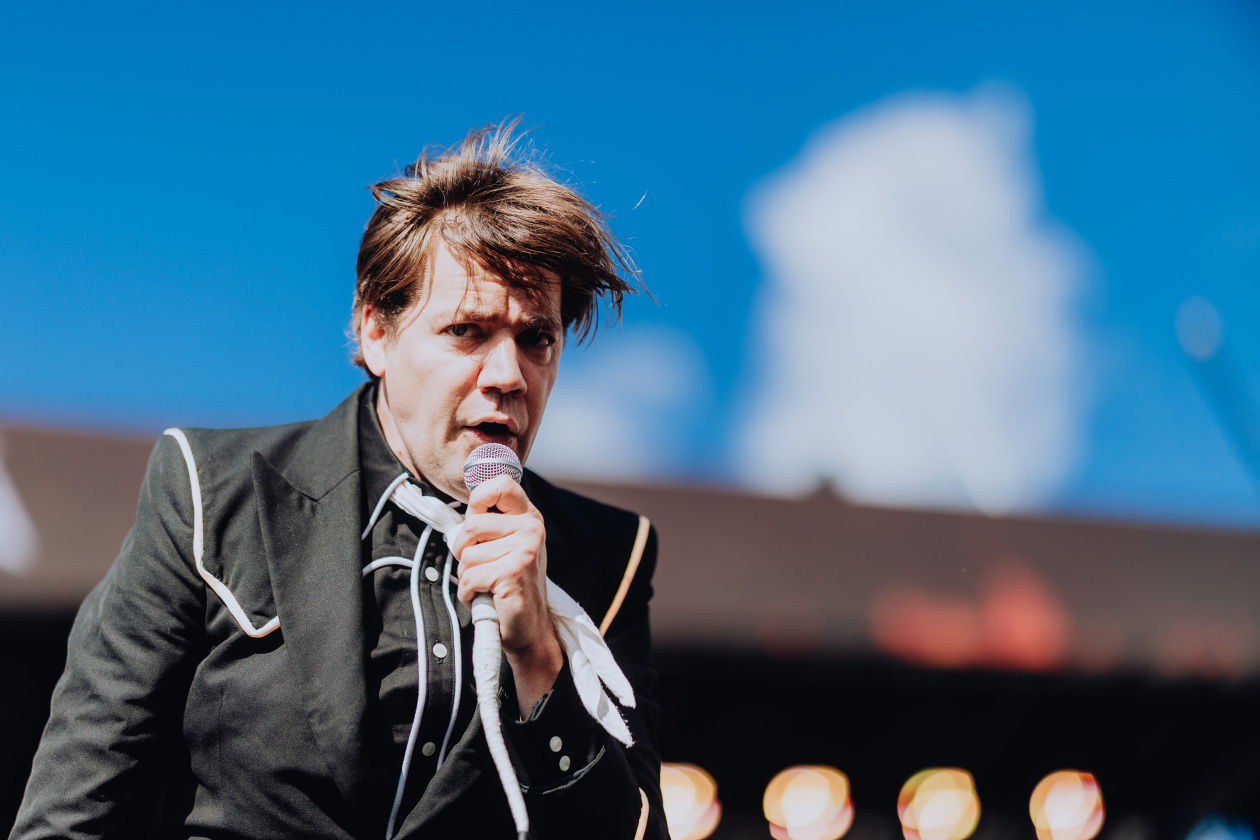 90.000 Fans und das Gelände ist brechend voll:  Papa Roach, Within Temptation, The Hives, Mastodon u.a. eröffnen die Spiele in der Eifel. – The Hives.