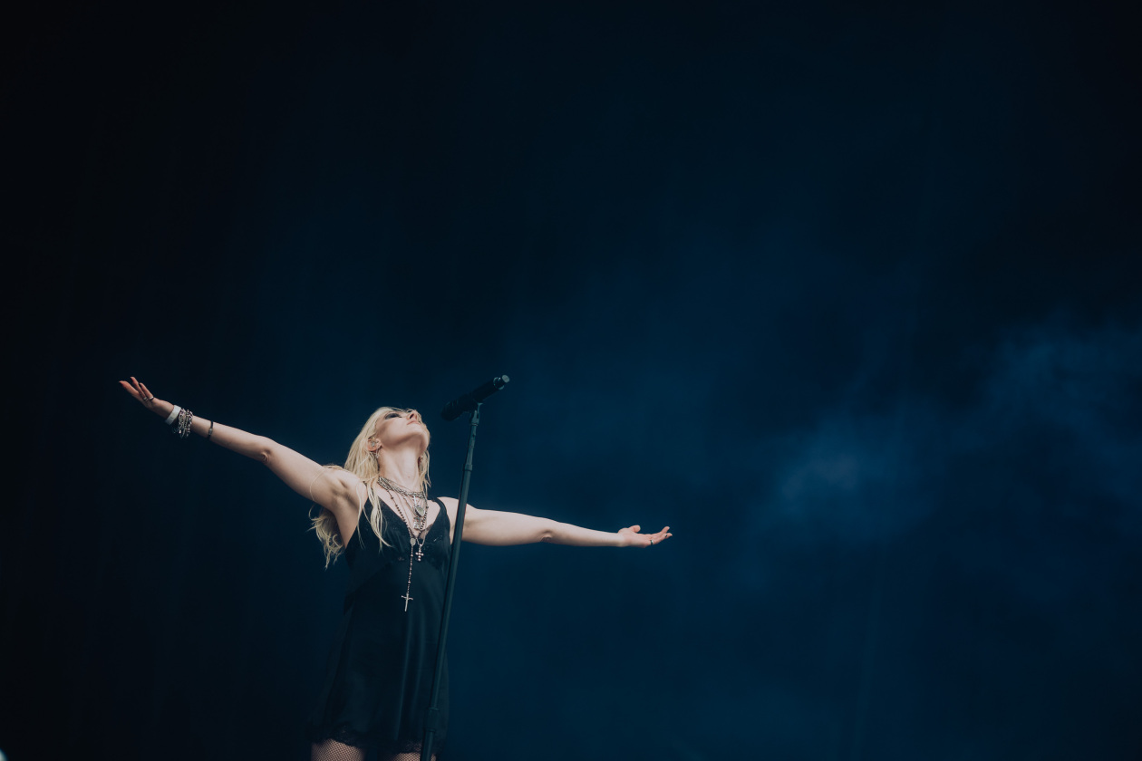 90.000 Fans und das Gelände ist brechend voll:  Papa Roach, Within Temptation, The Hives, Mastodon u.a. eröffnen die Spiele in der Eifel. – The Pretty Reckless.