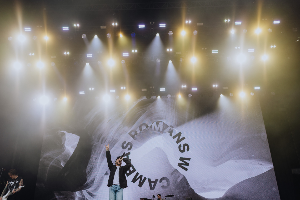 90.000 Fans und das Gelände ist brechend voll:  Papa Roach, Within Temptation, The Hives, Mastodon u.a. eröffnen die Spiele in der Eifel. – We Came As Romans.