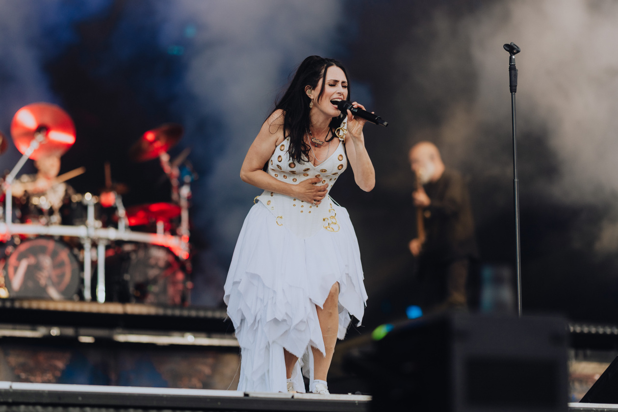 90.000 Fans und das Gelände ist brechend voll:  Papa Roach, Within Temptation, The Hives, Mastodon u.a. eröffnen die Spiele in der Eifel. – Within Temptation.