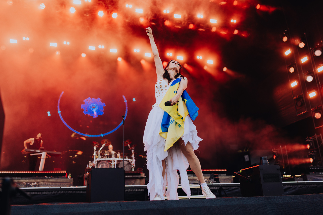 90.000 Fans und das Gelände ist brechend voll:  Papa Roach, Within Temptation, The Hives, Mastodon u.a. eröffnen die Spiele in der Eifel. – Within Temptation.