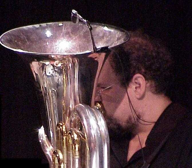 Michel Godard an der Tuba.