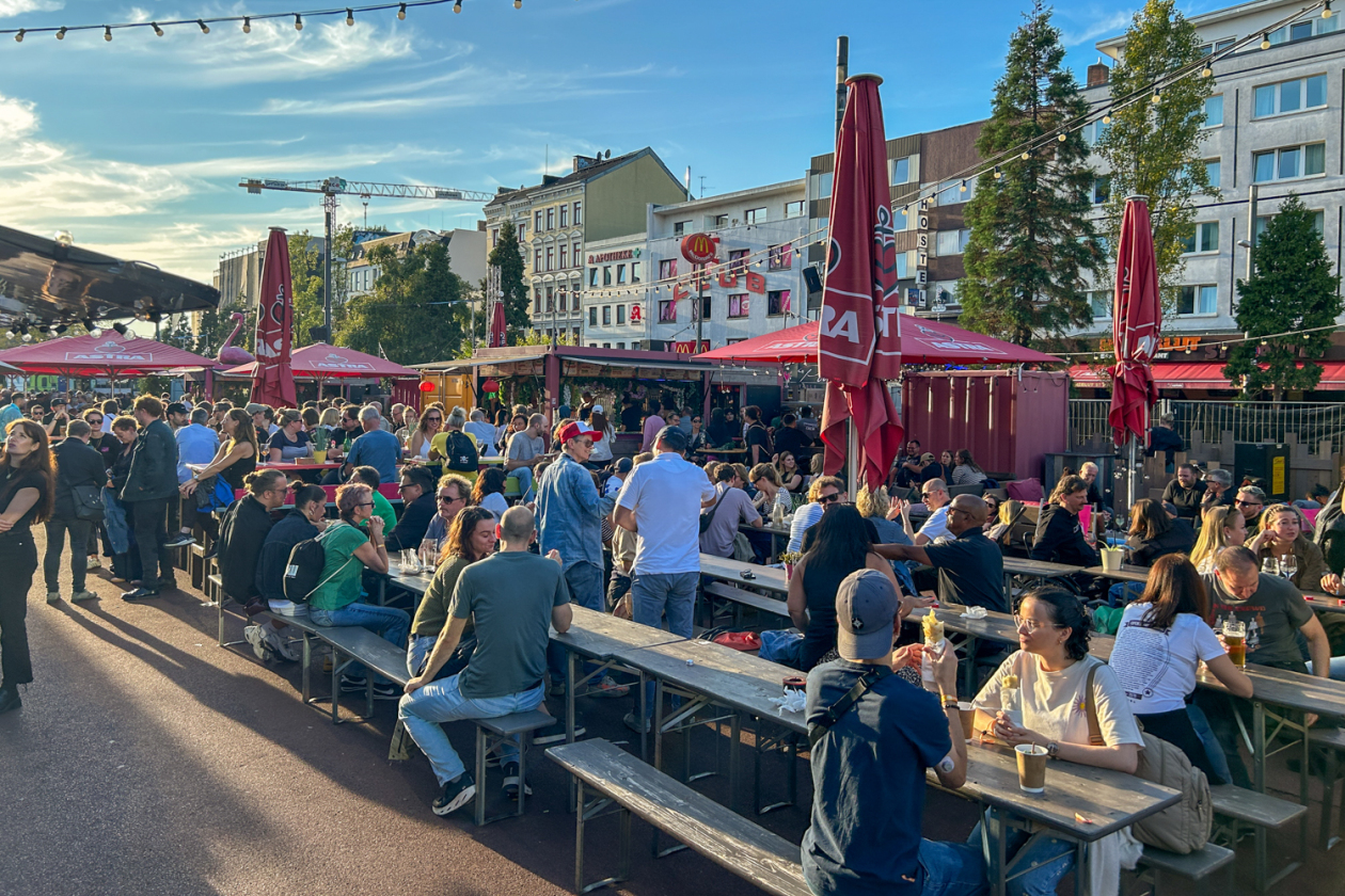 Vier Tage, 450 Bands aus 30 Nationen in über 70 Venues und 43.000 Fans. – Die Biermeile.