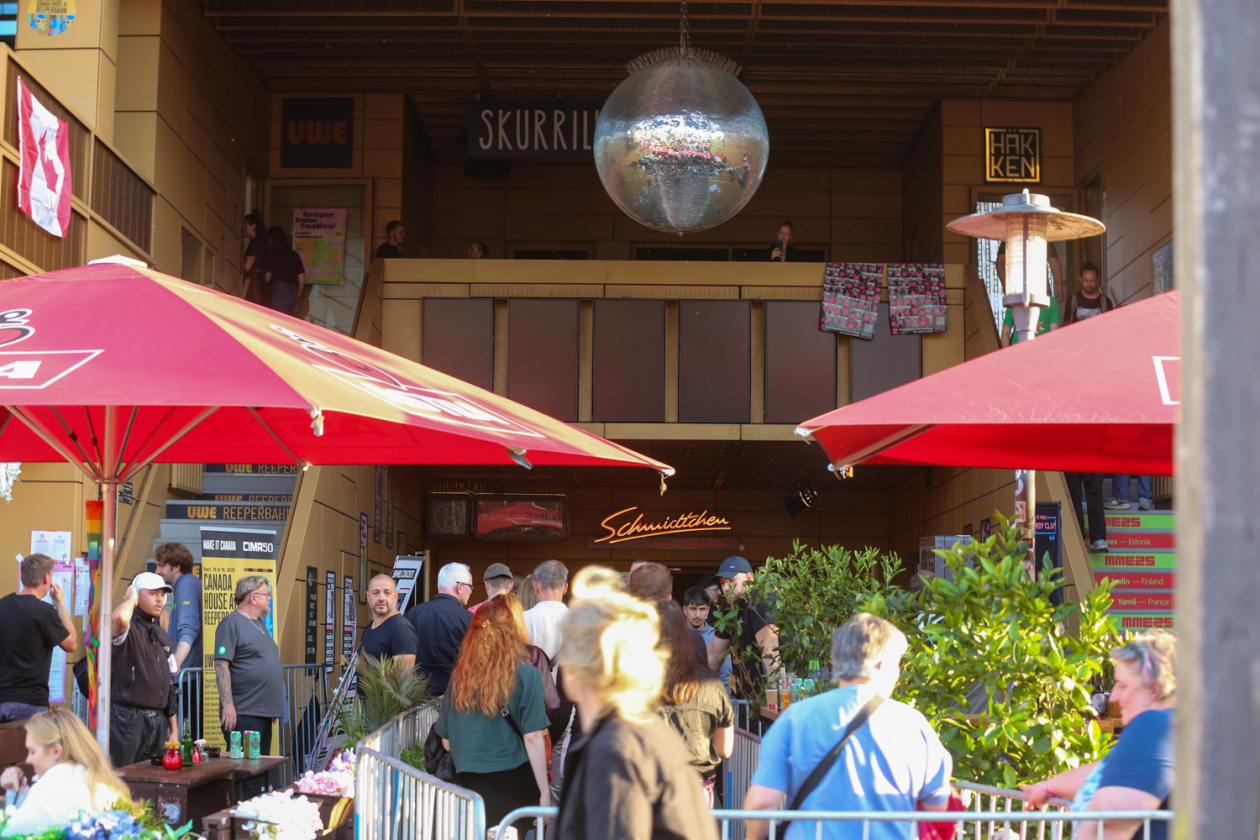 Vier Tage, 450 Bands aus 30 Nationen in über 70 Venues und 43.000 Fans. – Disco.