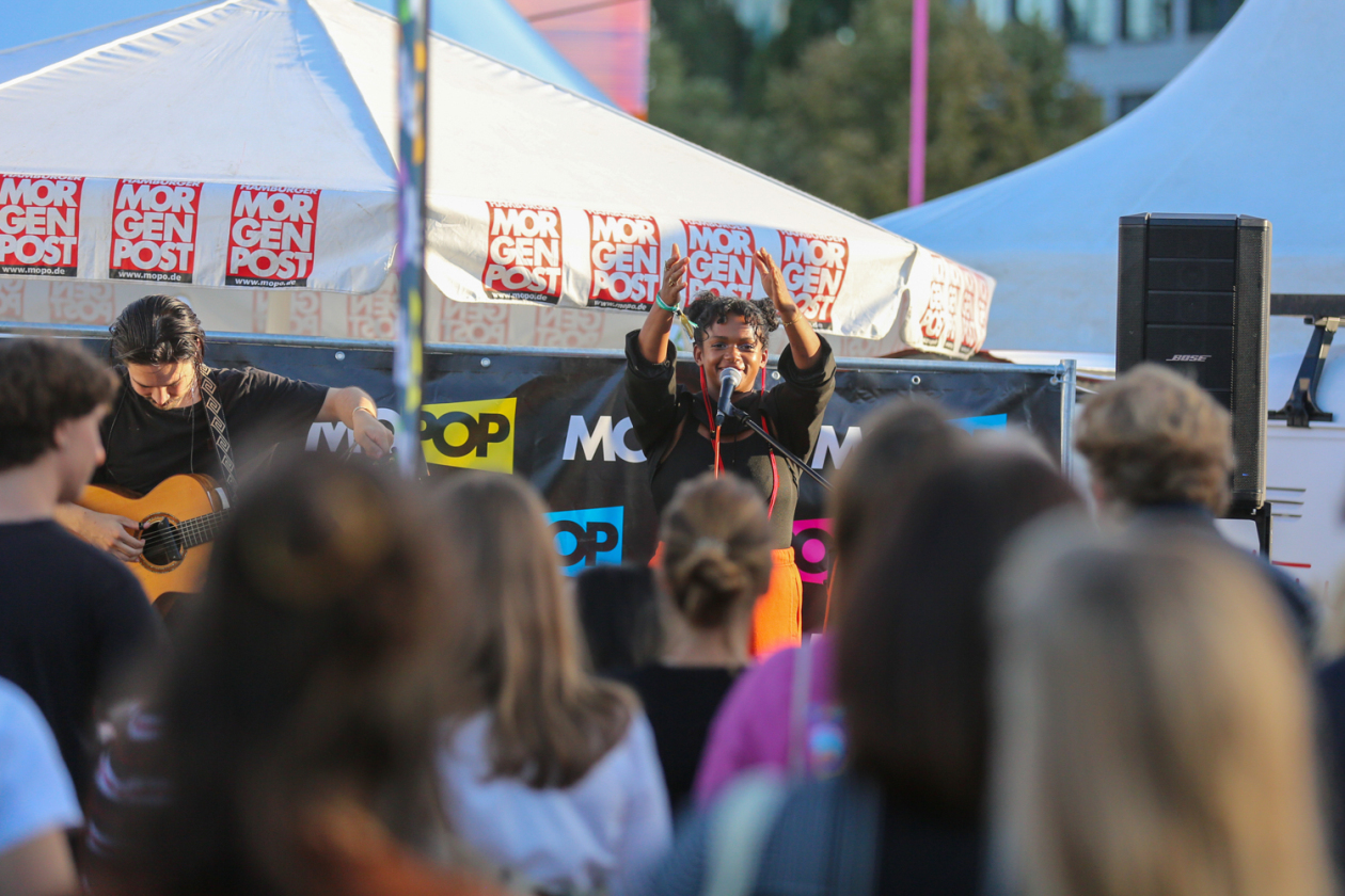 Vier Tage, 450 Bands aus 30 Nationen in über 70 Venues und 43.000 Fans. – Reeperbahn-Festival Village.