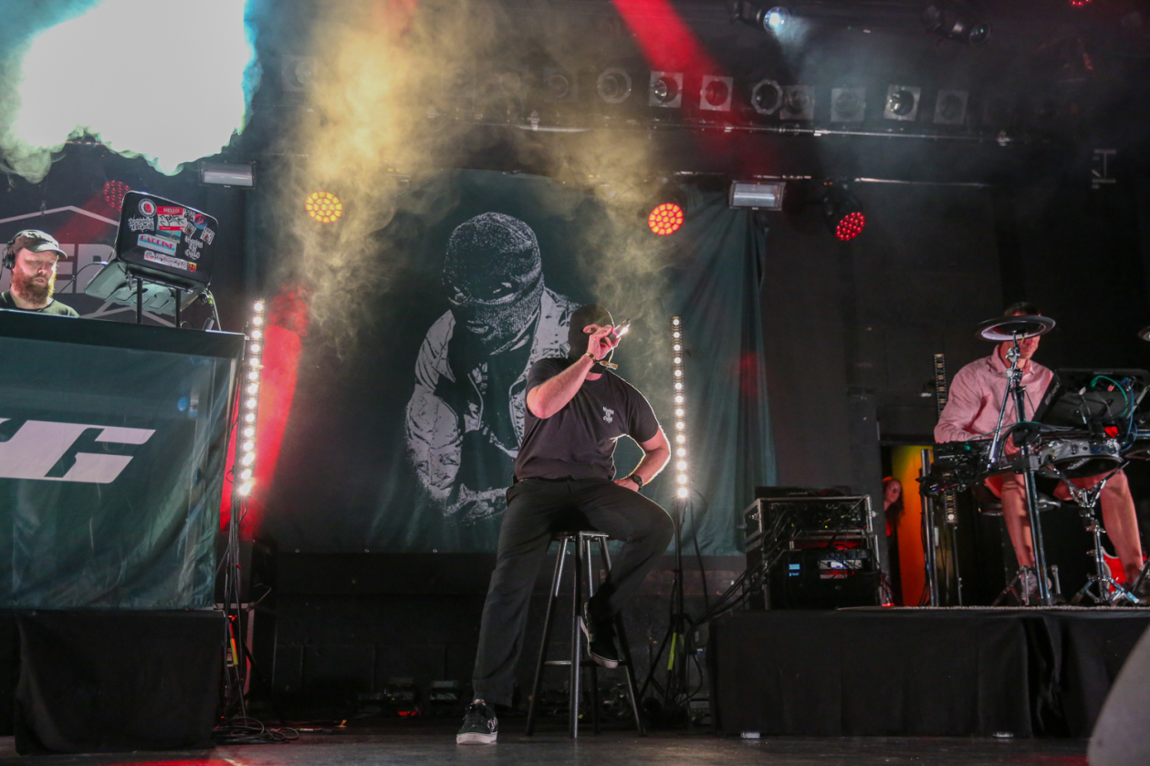 Vier Tage, 450 Bands aus 30 Nationen in über 70 Venues und 43.000 Fans. – Waving The Guns.
