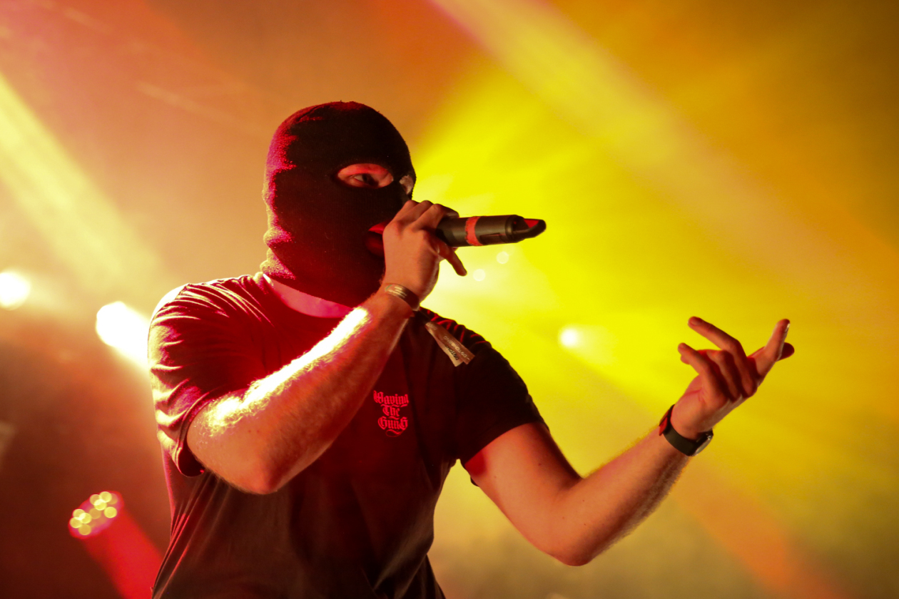 Vier Tage, 450 Bands aus 30 Nationen in über 70 Venues und 43.000 Fans. – Waving The Guns.