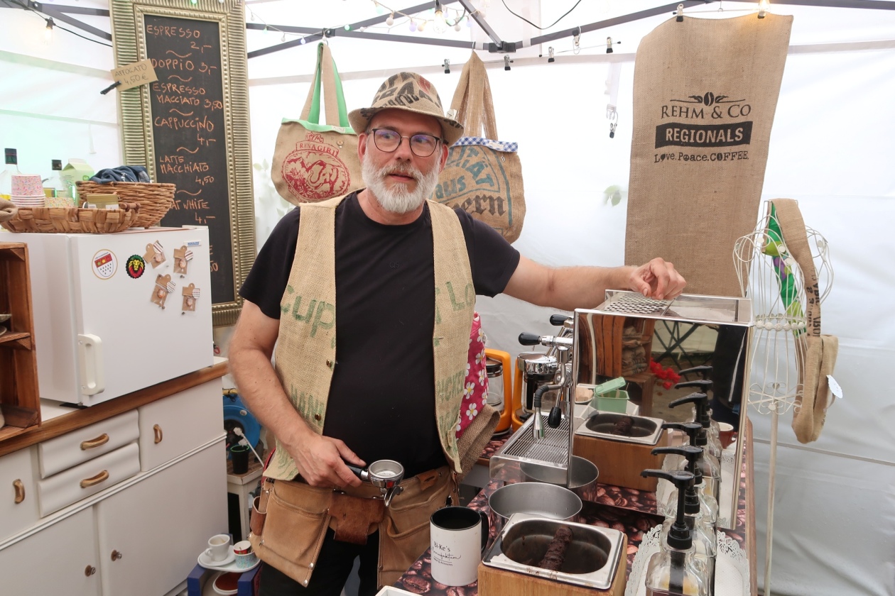 Die niedersächsische Kleinstadt Bersenbrück verwandelt sich seit über 30 Jahren in einen afrokaribischen Hotspot. – Kaffeepause mit Tim.