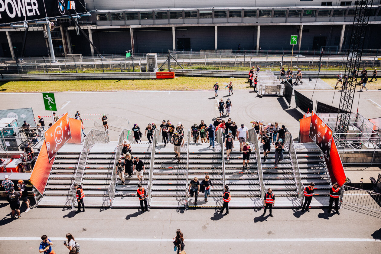 Rock am Ring läuft: Die Ärzte, Queens Of The Stone Age, Green Day, Kerry King u.v.a. schlagen auf. – Auf dem Weg in Richtung ...