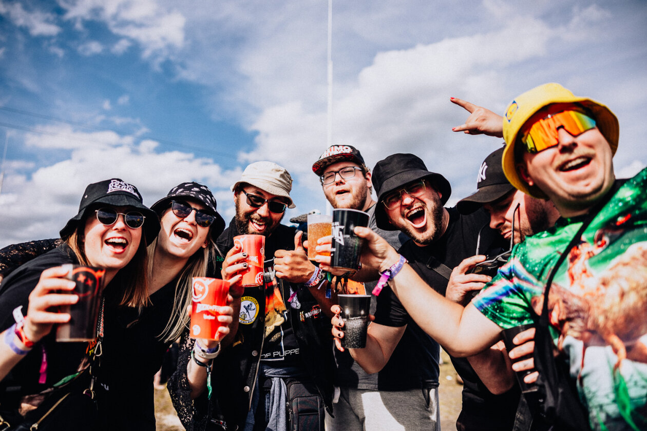 Rock am Ring läuft: Die Ärzte, Queens Of The Stone Age, Green Day, Kerry King u.v.a. schlagen auf. – Genug trinken ...