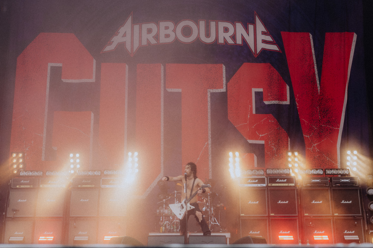 Trotz Matschwetter freuen sich 90.000 Fans auf die kommenden Tage in der Eifel. – Airbourne.
